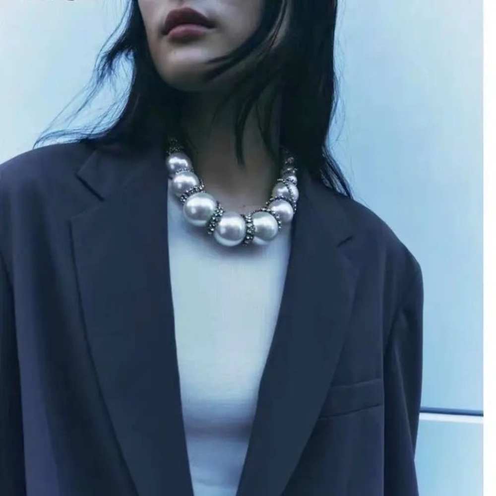 NWT. Zara Pearl and Silver Rhinestones Necklace. - Picture 4 of 9
